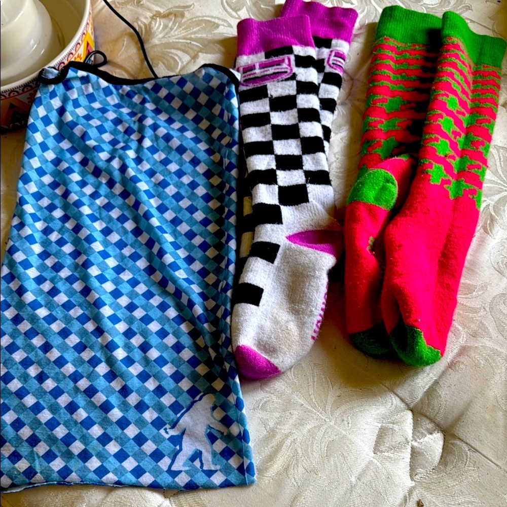 Snowboard bundle. 2 pairs women’s Burton socks & neck / face cover.
